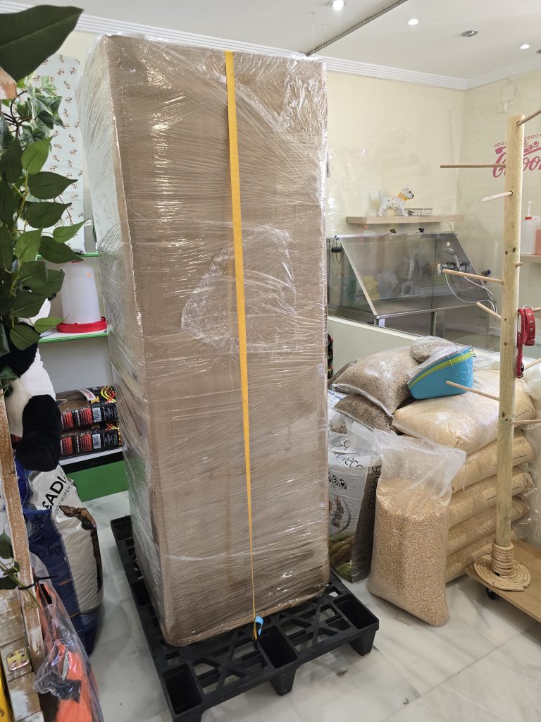 Mueble voluminoso totalmente embalado con cartón corrugado y flejes de seguridad