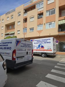 Despliegue de flota de Puntualísimo en calle urbana de Dénia para mudanza de piso
