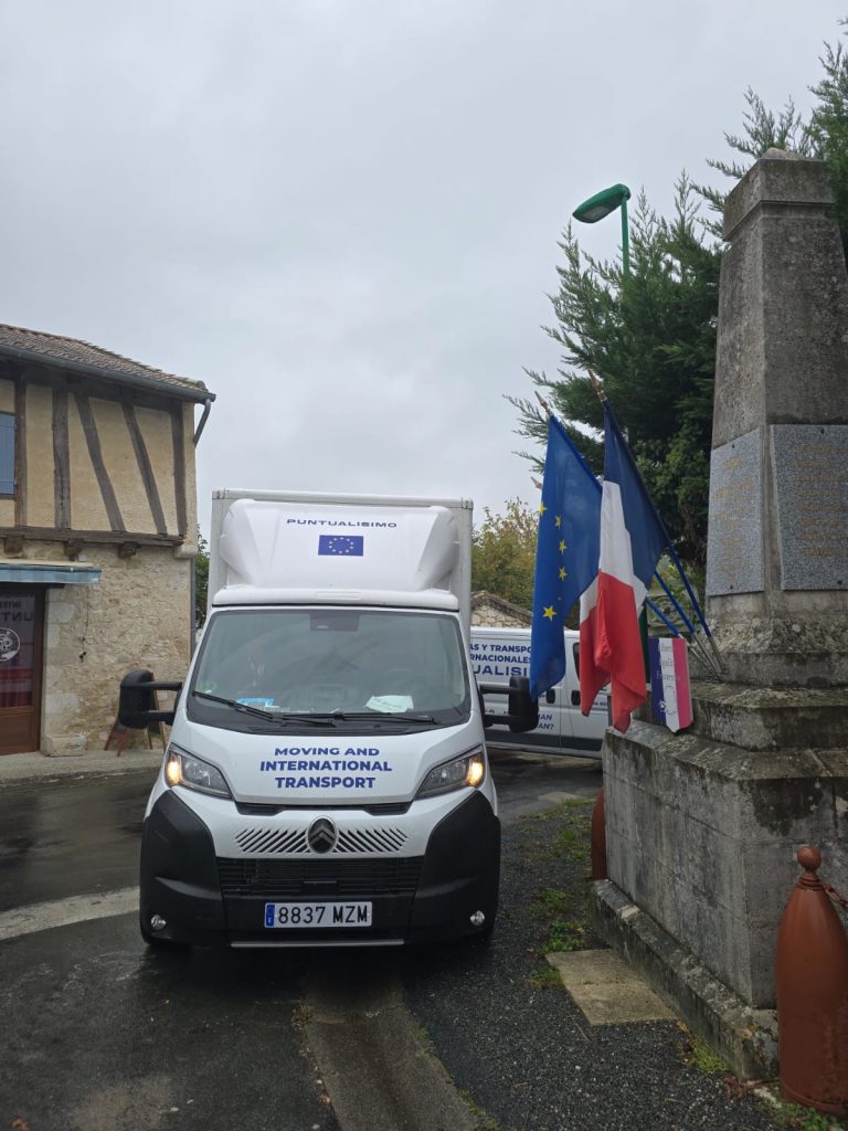 Furgoneta de Puntualísimo realizando mudanza internacional en un pueblo de Francia