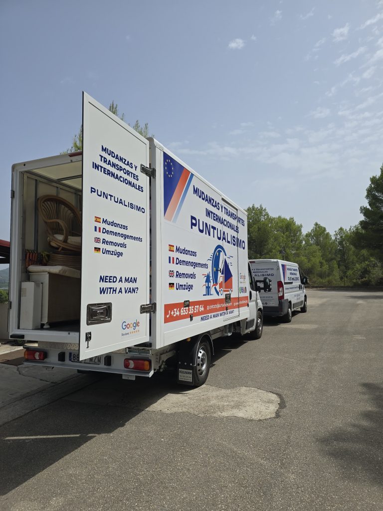 Furgoneta de Puntualísimo aparcada en una calle de Dénia realizando un servicio de mudanza o transporte