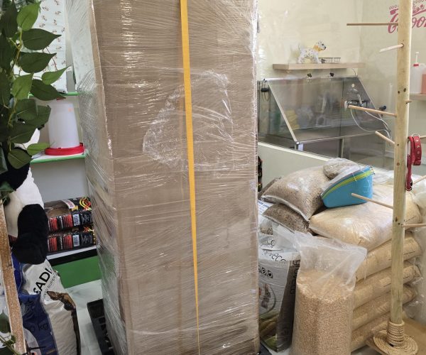 Mueble voluminoso totalmente embalado con cartón corrugado y flejes de seguridad