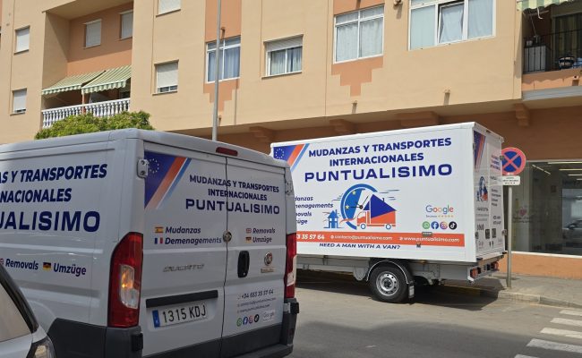 Despliegue de flota de Puntualísimo en calle urbana de Dénia para mudanza de piso