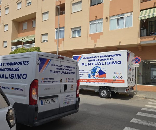 Conoce Puntualísimo Mudanzas y Transportes en Dénia 2 | Mudanza y Transporte - Puntualisimo Despliegue de flota de Puntualísimo en calle urbana de Dénia para mudanza de piso