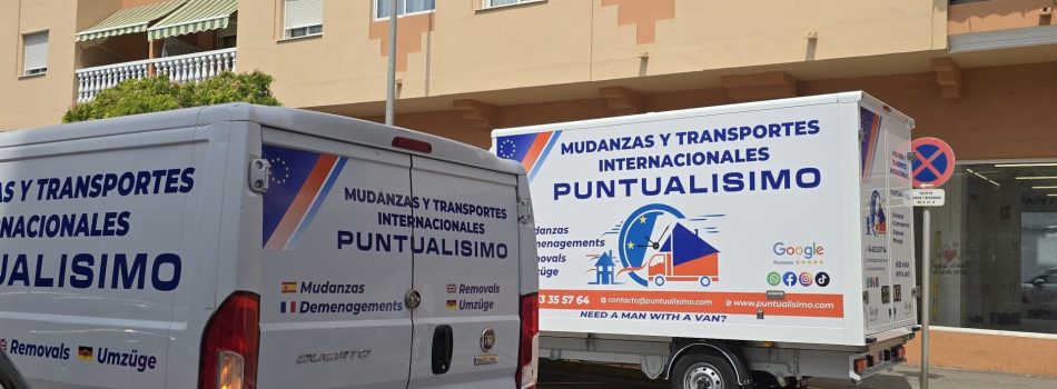 Despliegue de flota de Puntualísimo en calle urbana de Dénia para mudanza de piso