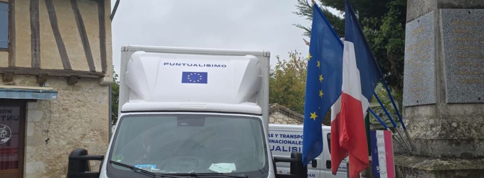 Furgoneta de Puntualísimo realizando mudanza internacional en un pueblo de Francia