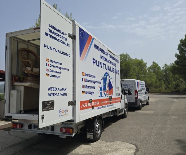 Furgoneta de Puntualísimo aparcada en una calle de Dénia realizando un servicio de mudanza o transporte