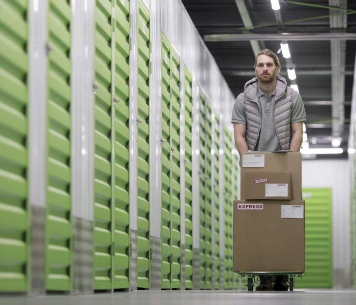 hombre-que-trabaja-en-el-centro-logistico-full-shot