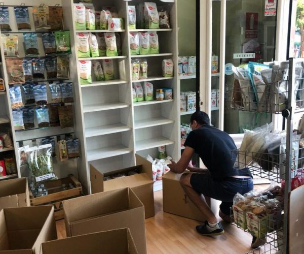 Camión de logística de Puntualísimo en ruta por carretera nacional